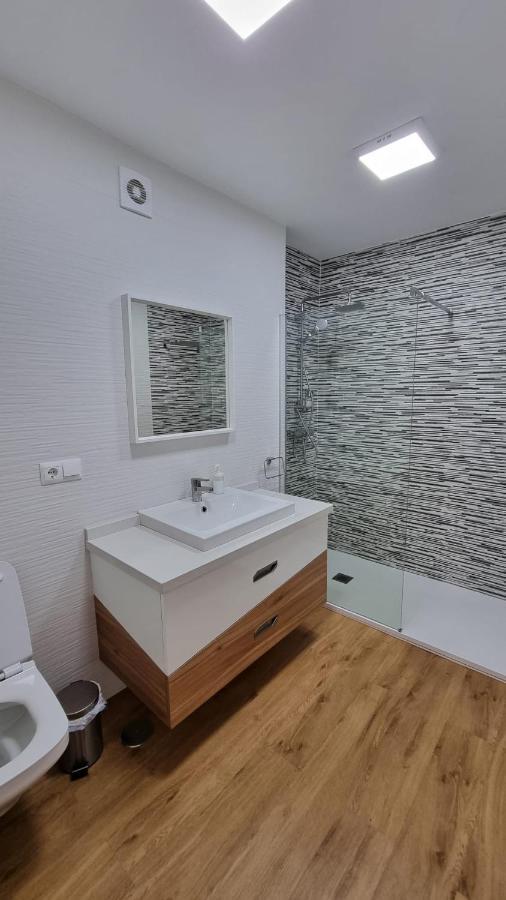 Piso Centrico Reformado / Apartment In The Center เนร์คา ภายนอก รูปภาพ